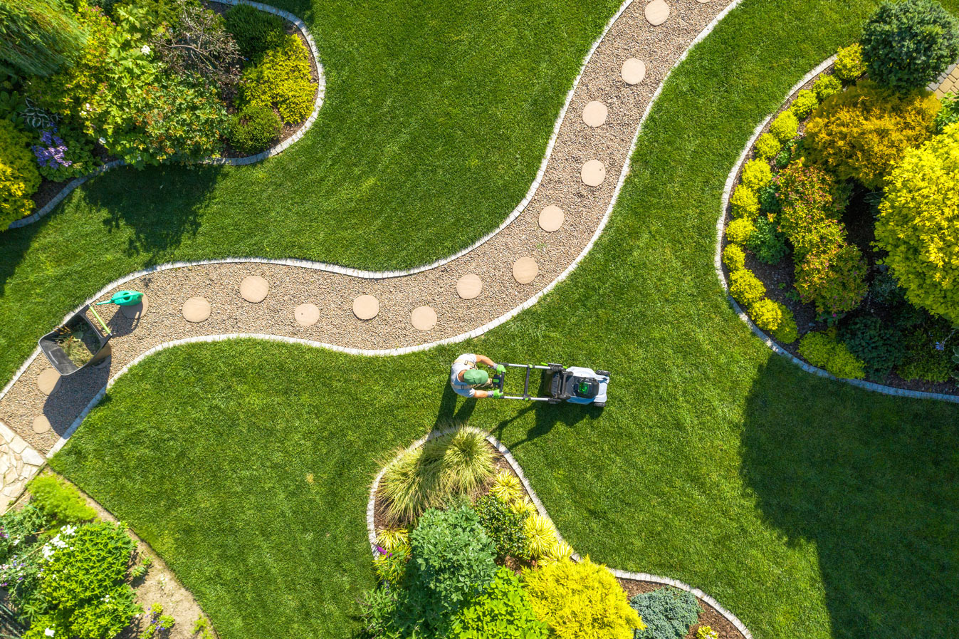 Visual tricks to create the illusion of a bigger garden